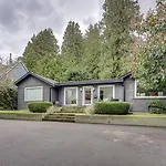 Comfortable 2-Bed Suite Near Ubc