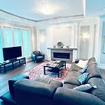 Downstairs Room With Shared Washroom In Luxury House
