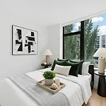Bright And Airy 2-Bedroom Apartment In Chinatown