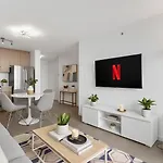 Bright And Airy 2-Bedroom Apartment In Chinatown