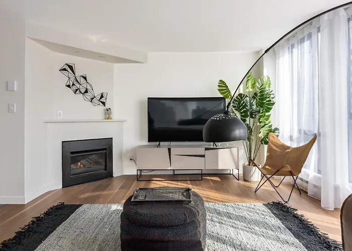 Amazing Location - 2Bdrm/2Bath - Right On Robson