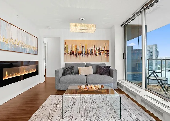 Elegance Meets Comfort Downtown With Free Parking