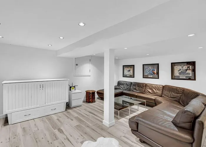 Comfortable 2-Bed Suite Near Ubc