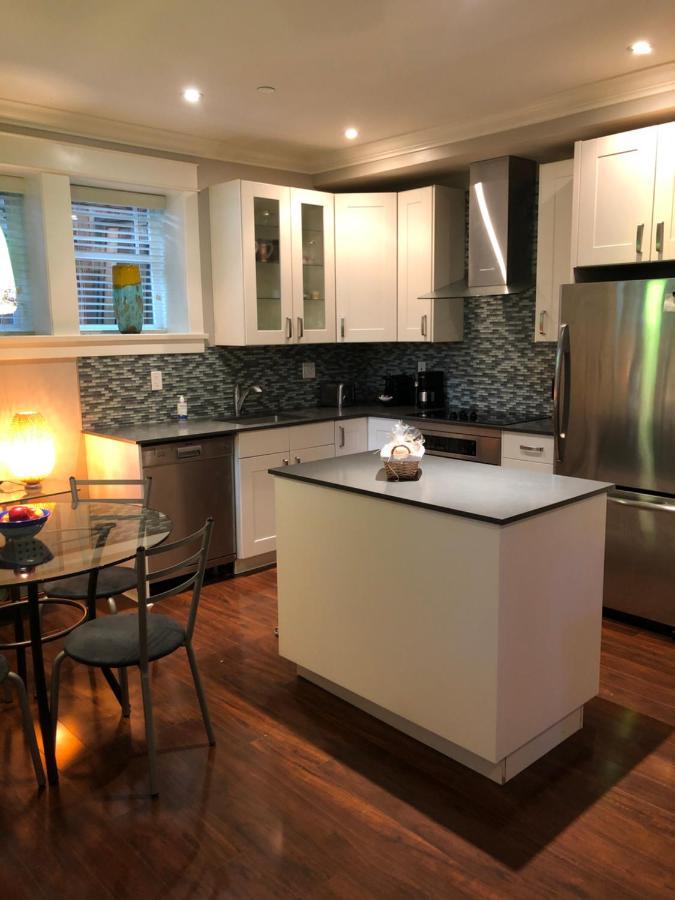 Modern In Beautiful Kitsilano Apartment Vancouver