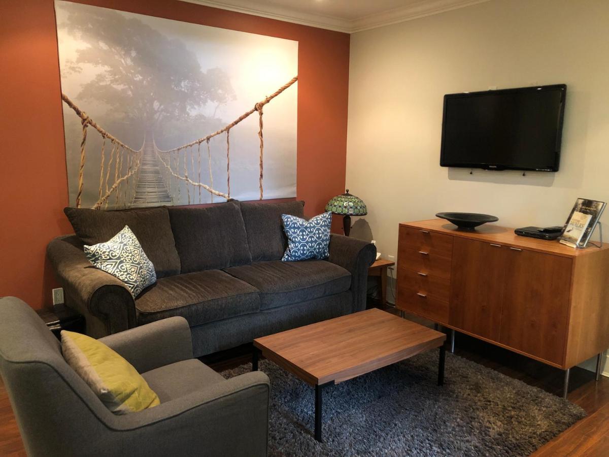 Modern In Beautiful Kitsilano Apartment