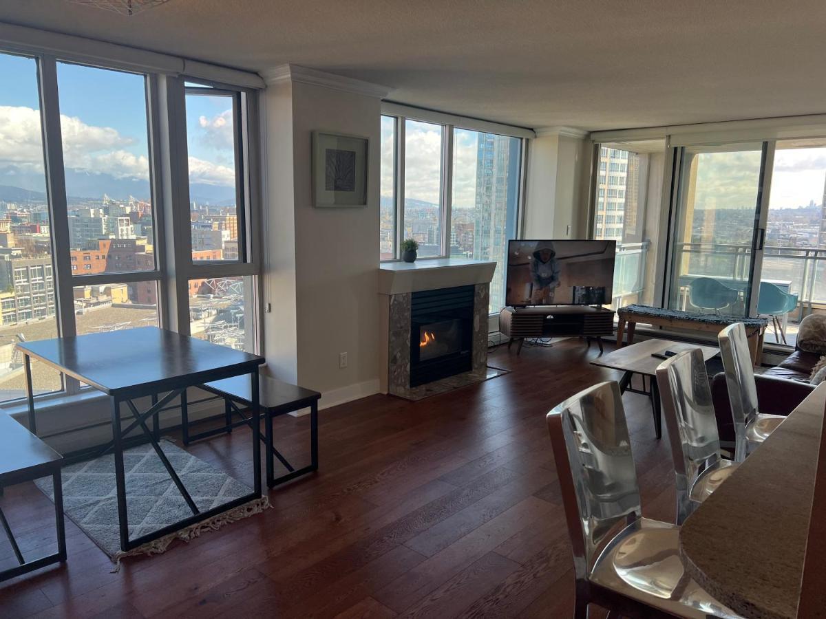 3 Bed 2 Bath Downtown Water And Views Apartment *