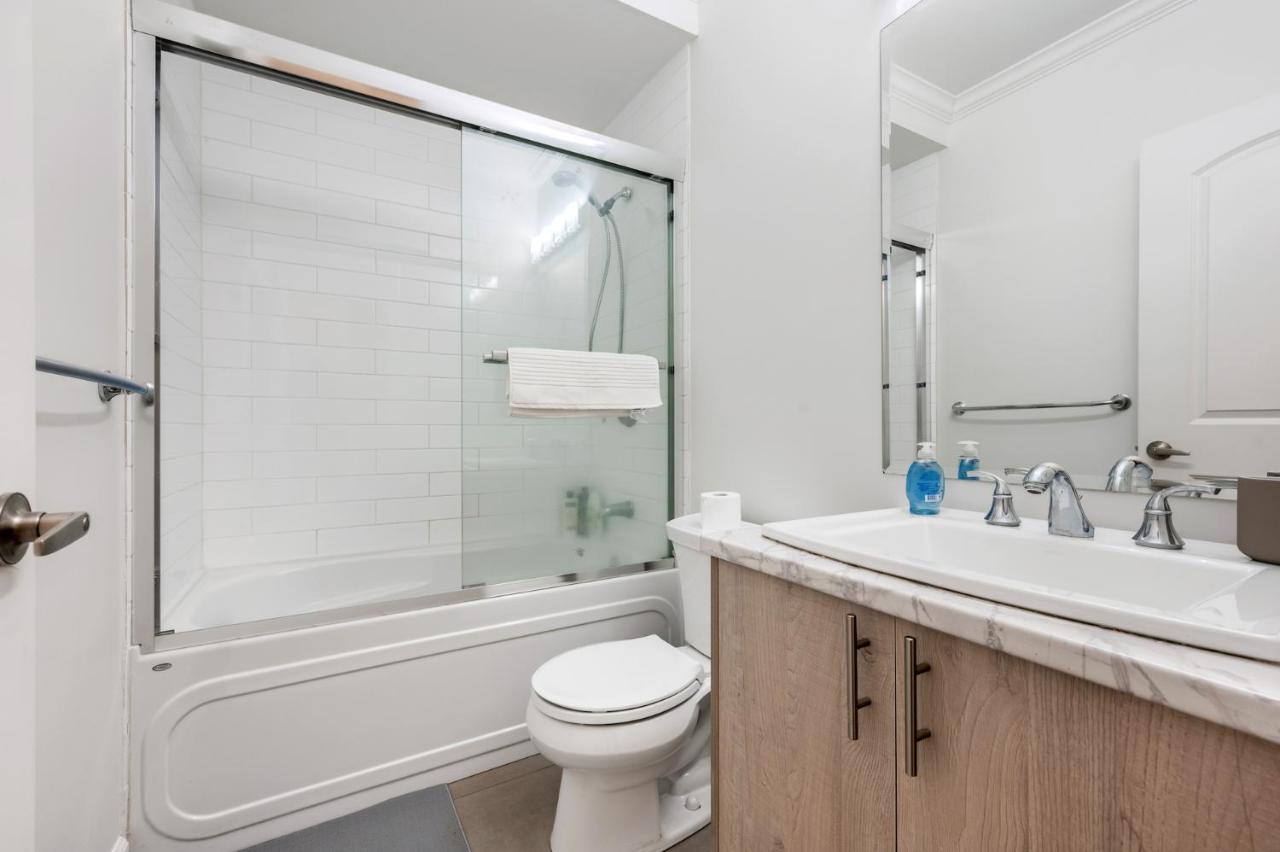 Explore From Deluxe 2b/1b Basement Holiday home Vancouver