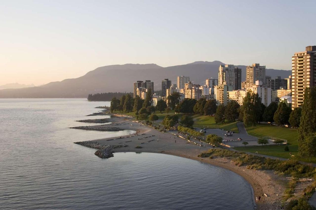 Amazing Location - 2bdrm/2bath - Right On Robson Apartment *