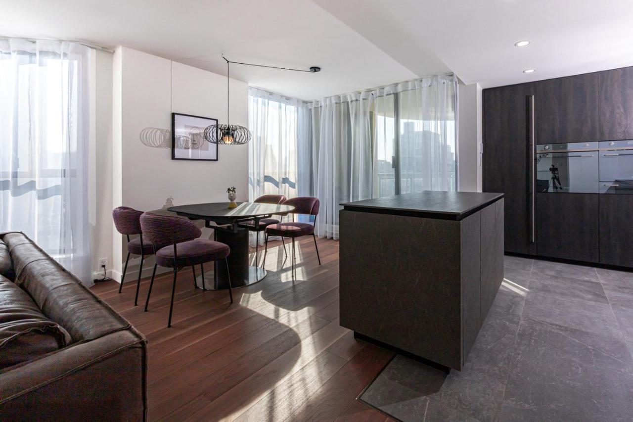 Apartment Amazing Location - 2bdrm/2bath - Right On Robson *