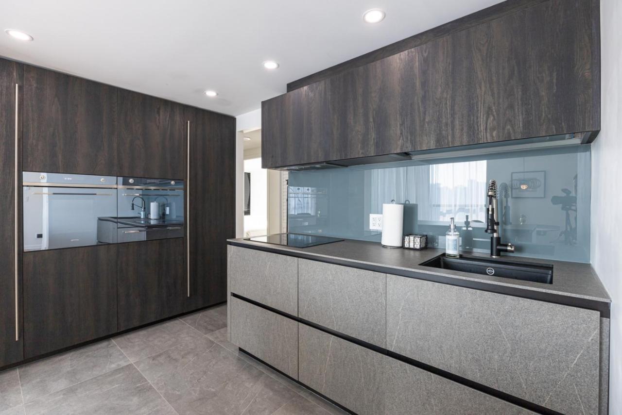 Amazing Location - 2bdrm/2bath - Right On Robson Apartment