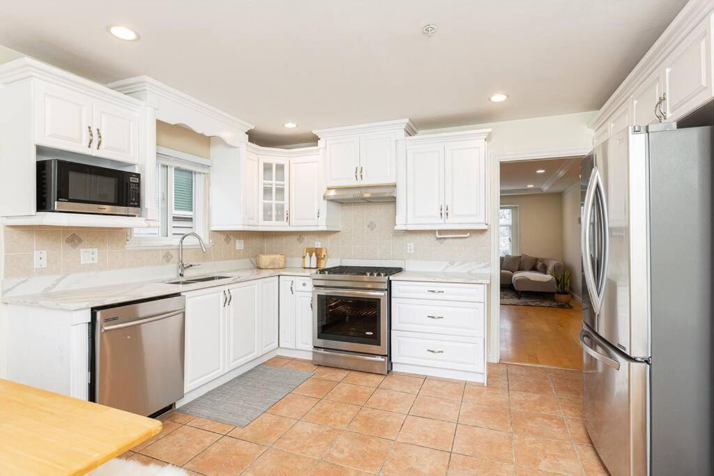 Villa Near Downtown East@ Joyce Skytrain *