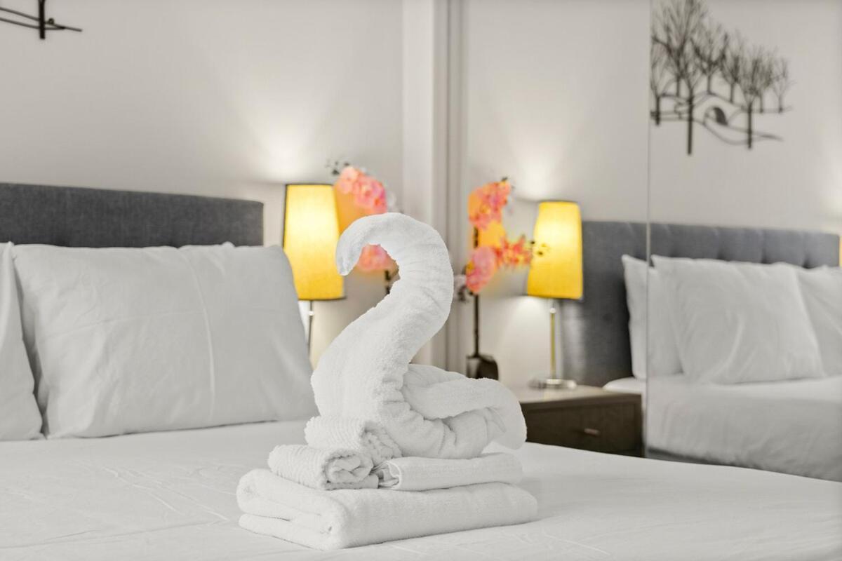 Apartment Elegance Meets Comfort Downtown With Free Parking