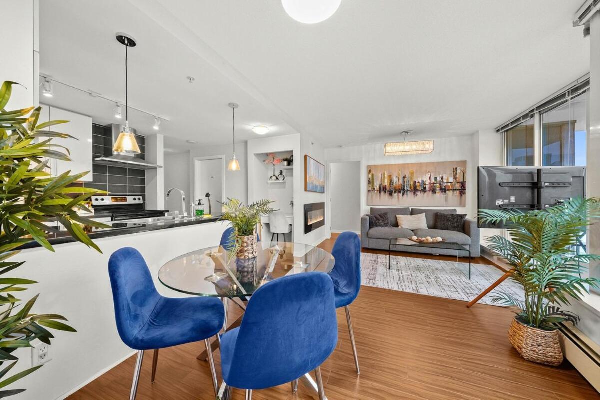 Elegance Meets Comfort Downtown With Free Parking Apartment Vancouver