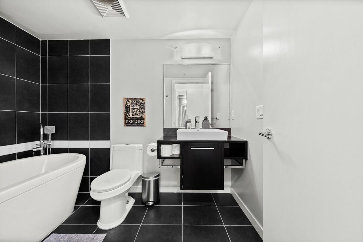 Elegance Meets Comfort Downtown With Free Parking Apartment Vancouver