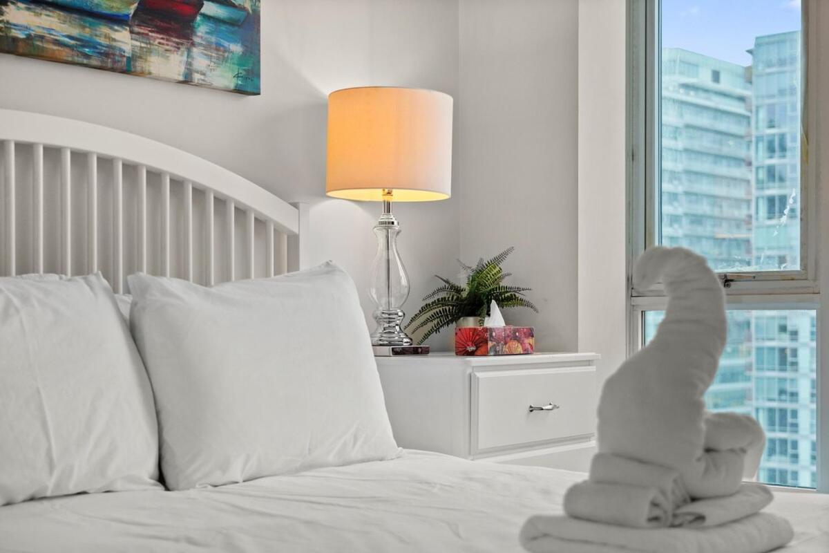 Elegance Meets Comfort Downtown With Free Parking Apartment Vancouver
