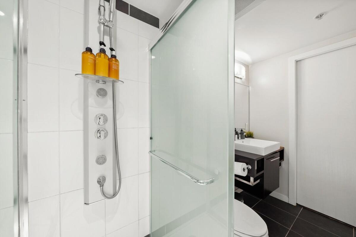 Elegance Meets Comfort Downtown With Free Parking Apartment Vancouver