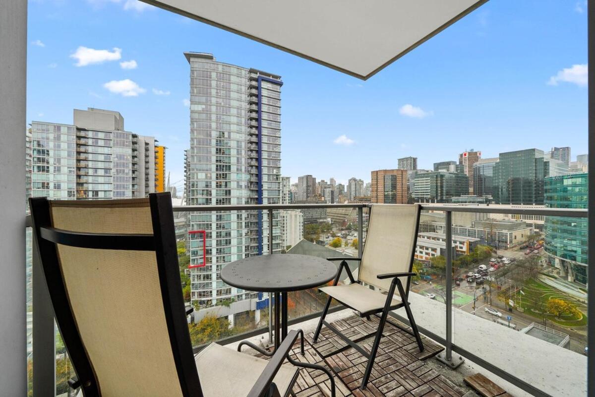 Elegance Meets Comfort Downtown With Free Parking *