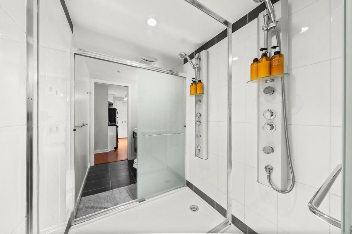 Elegance Meets Comfort Downtown With Free Parking *