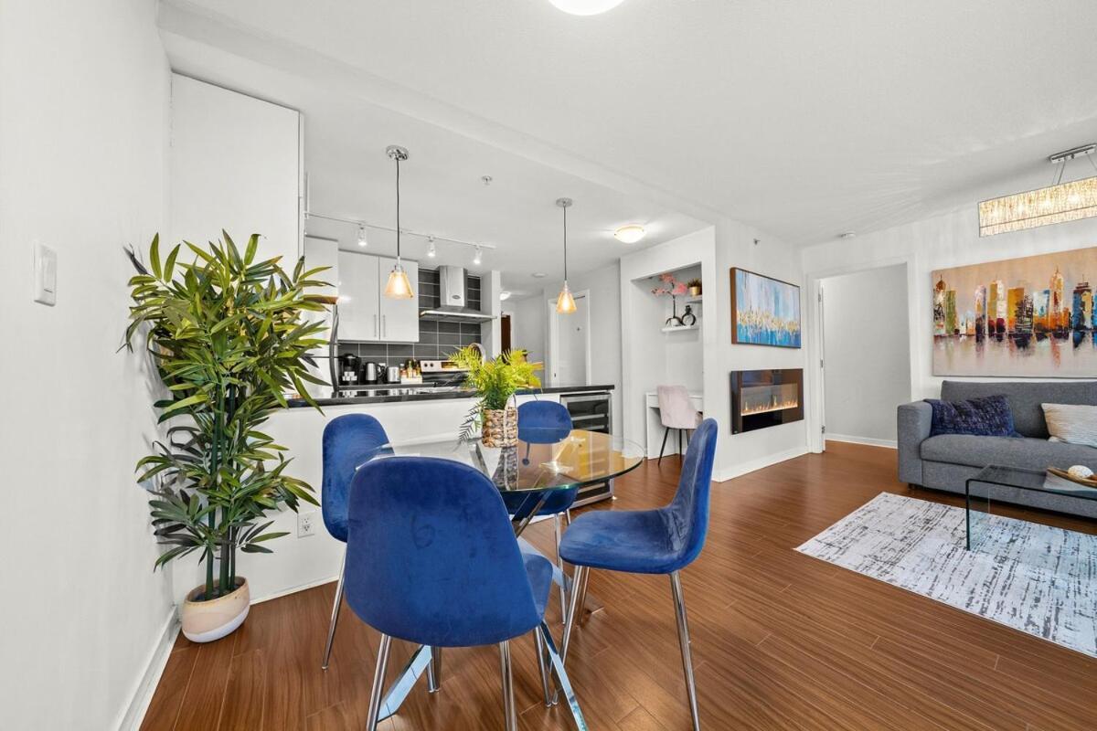 Apartment Elegance Meets Comfort Downtown With Free Parking