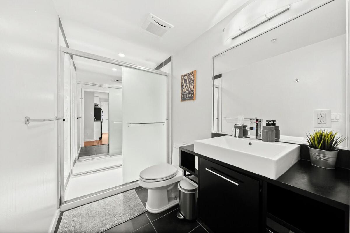 Apartment Elegance Meets Comfort Downtown With Free Parking *