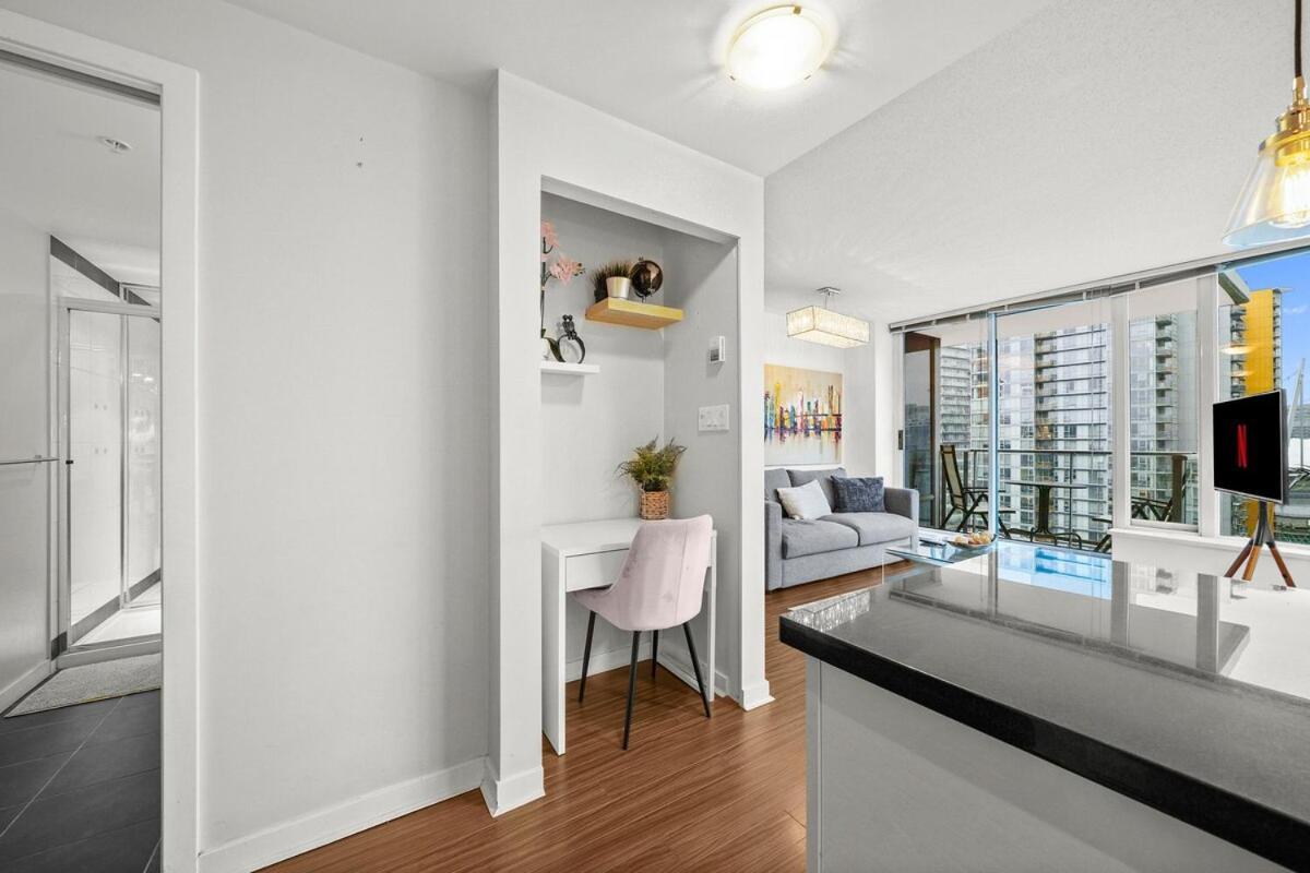Apartment Elegance Meets Comfort Downtown With Free Parking Vancouver