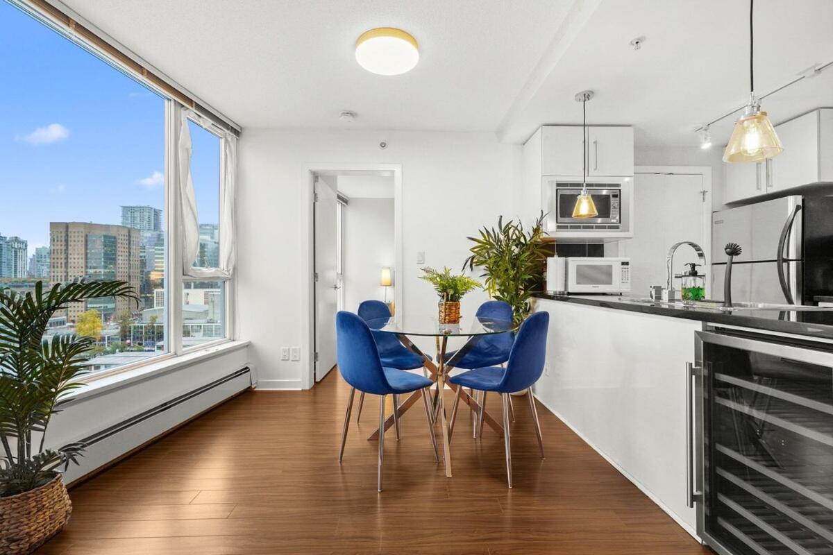Elegance Meets Comfort Downtown With Free Parking Vancouver