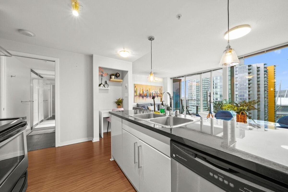 Elegance Meets Comfort Downtown With Free Parking Apartment