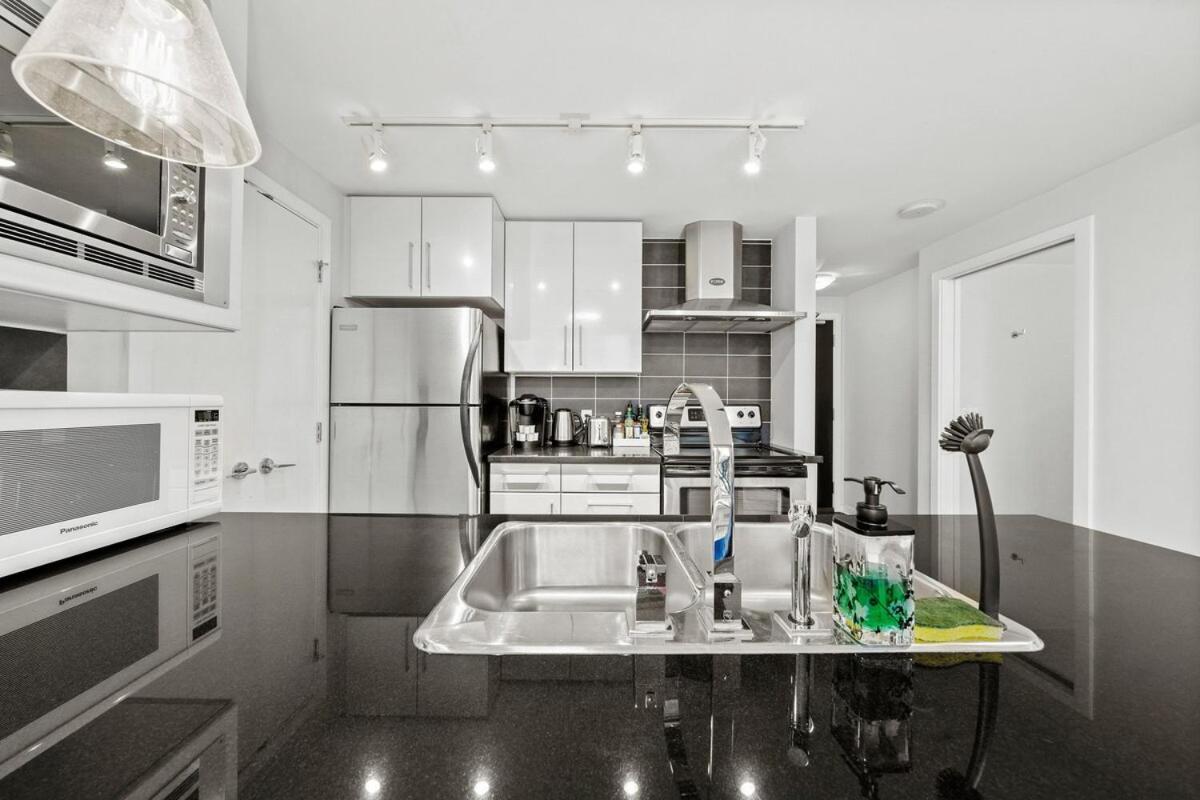 Elegance Meets Comfort Downtown With Free Parking Apartment Vancouver