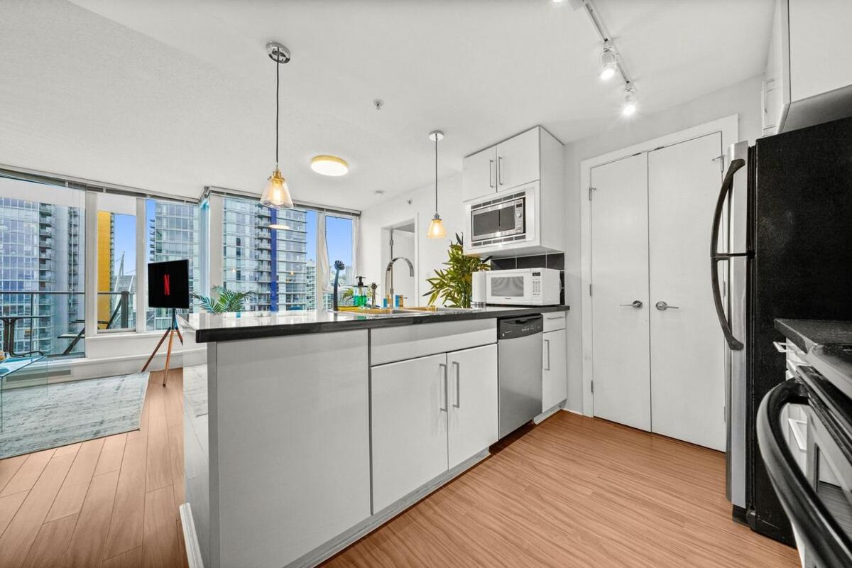 Apartment Elegance Meets Comfort Downtown With Free Parking Vancouver