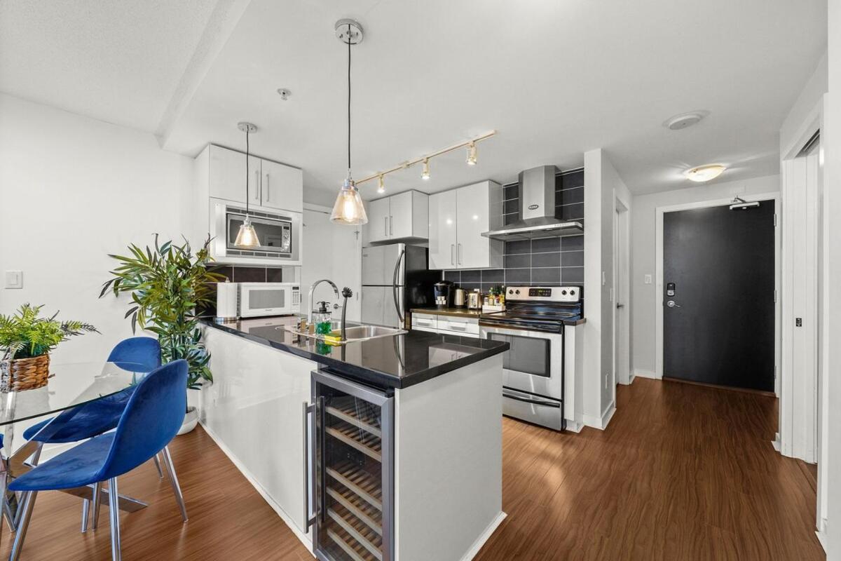 Elegance Meets Comfort Downtown With Free Parking Apartment
