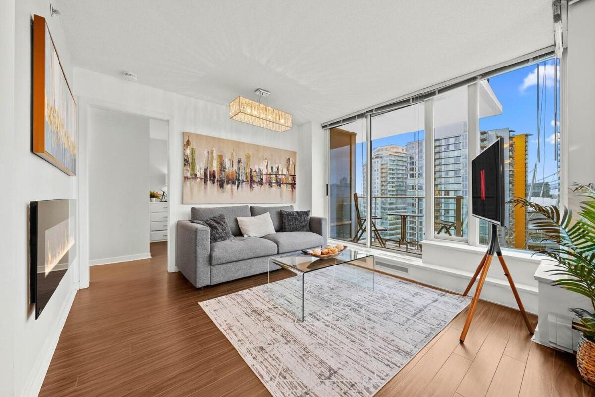 Apartment Elegance Meets Comfort Downtown With Free Parking *