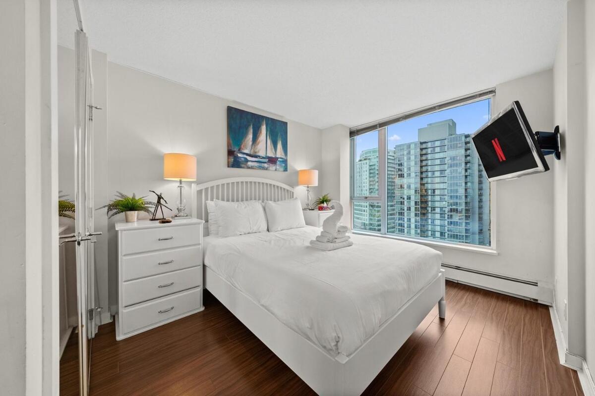 Apartment Elegance Meets Comfort Downtown With Free Parking Vancouver