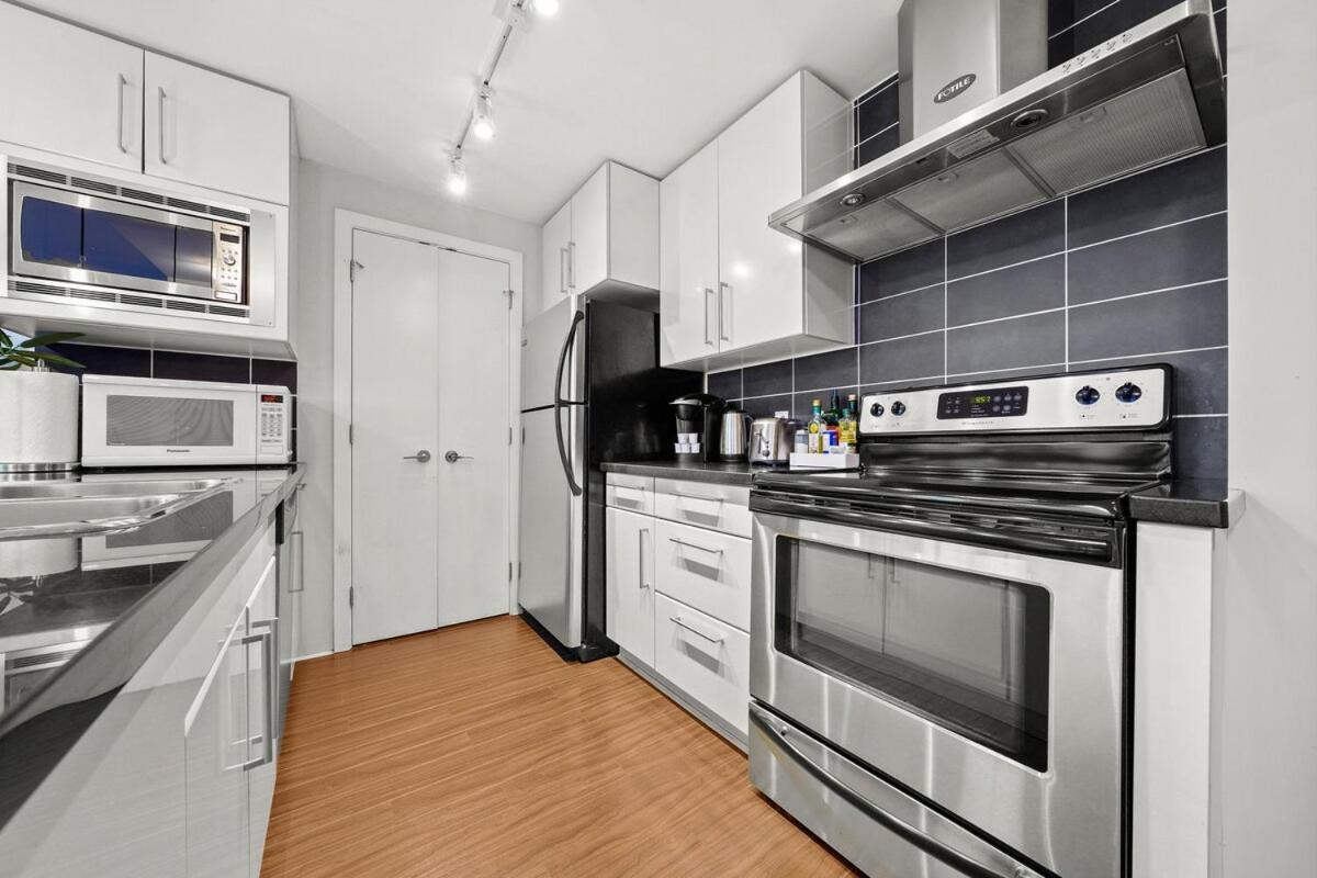 Elegance Meets Comfort Downtown With Free Parking *