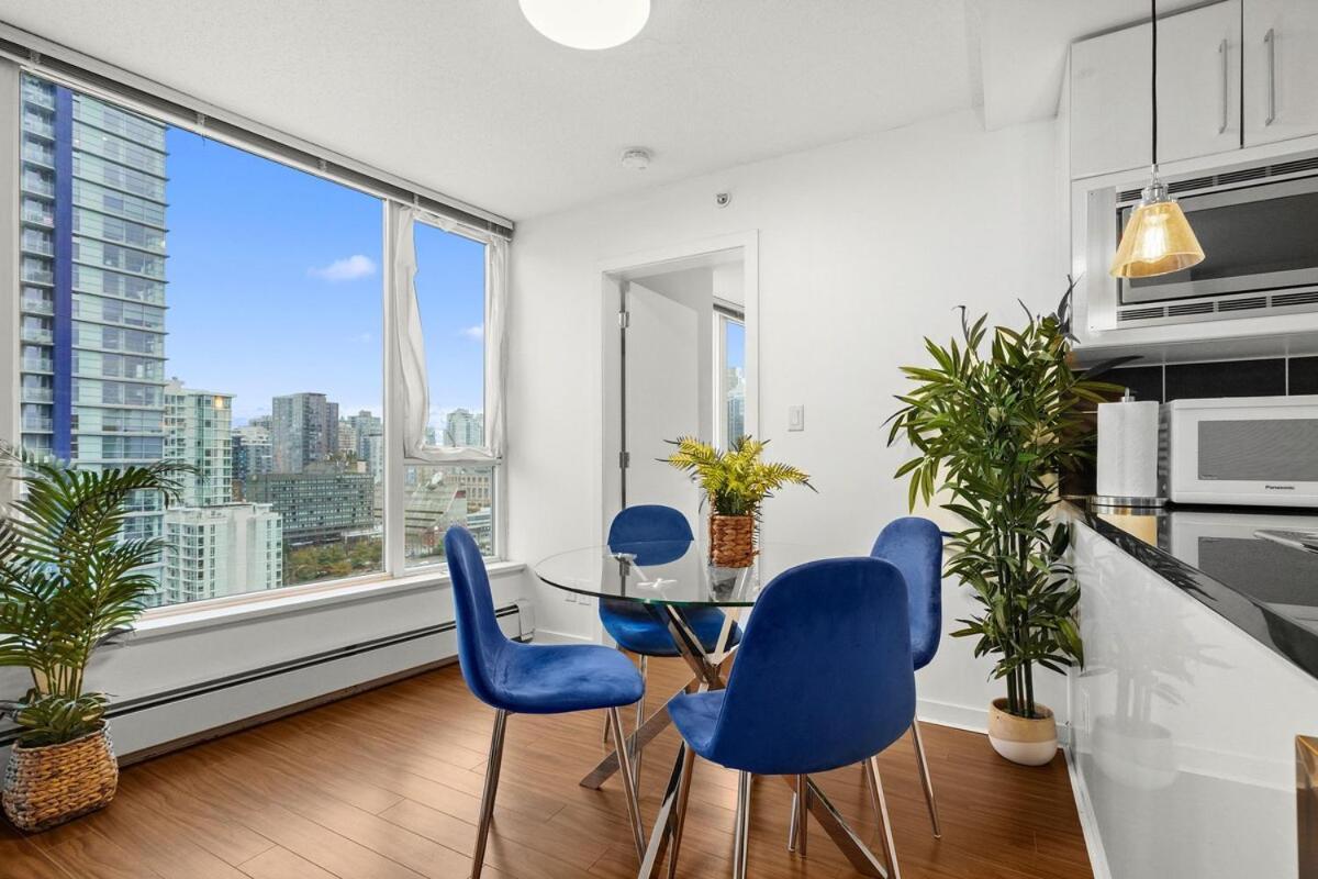 Elegance Meets Comfort Downtown With Free Parking Vancouver