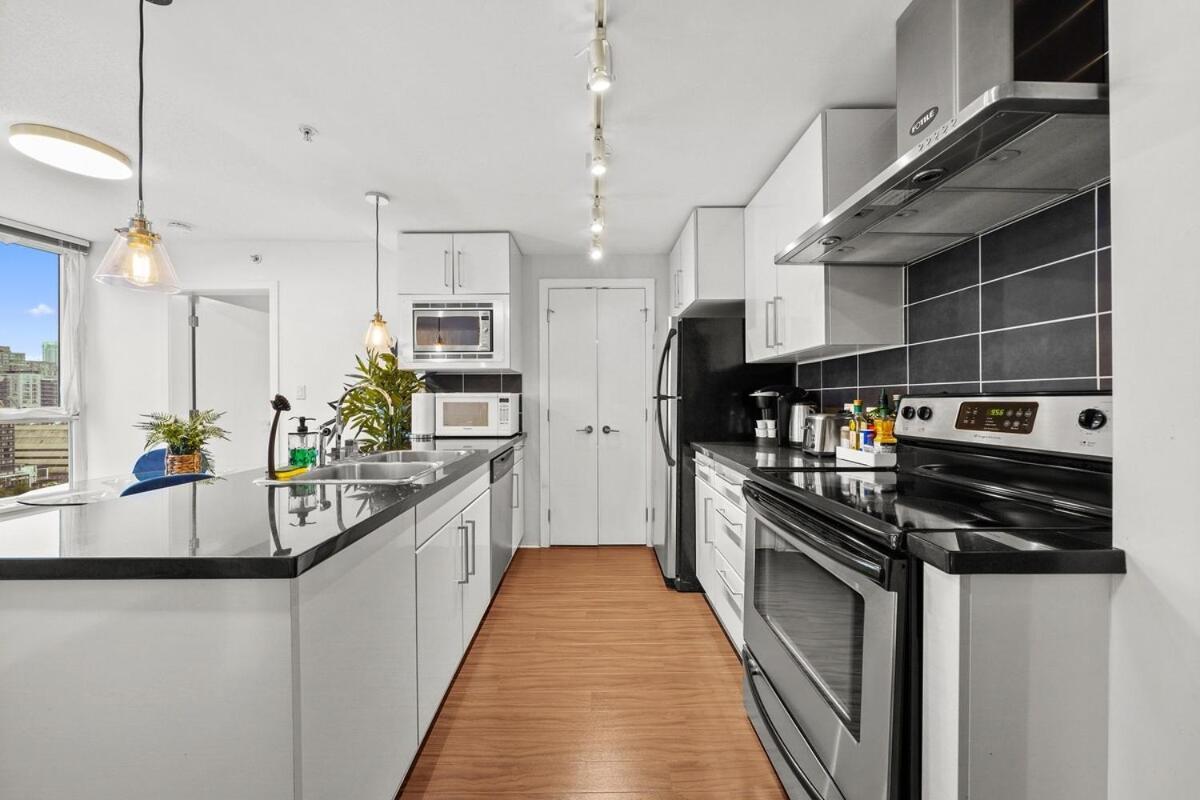 Apartment Elegance Meets Comfort Downtown With Free Parking *