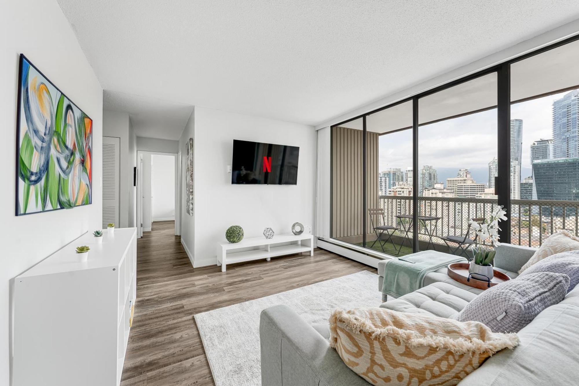 Apartment Elegant 2br Downtown Offering Unmatched City & Mountain Vistas Vancouver