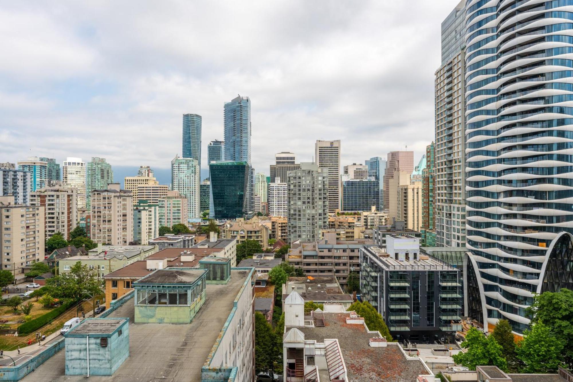 Elegant 2br Downtown Offering Unmatched City & Mountain Vistas Vancouver