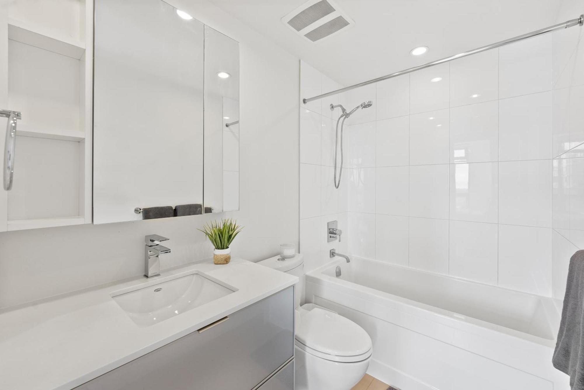 Apartment Luxury Two-bedroom With Stunning City And Ocean Views Vancouver