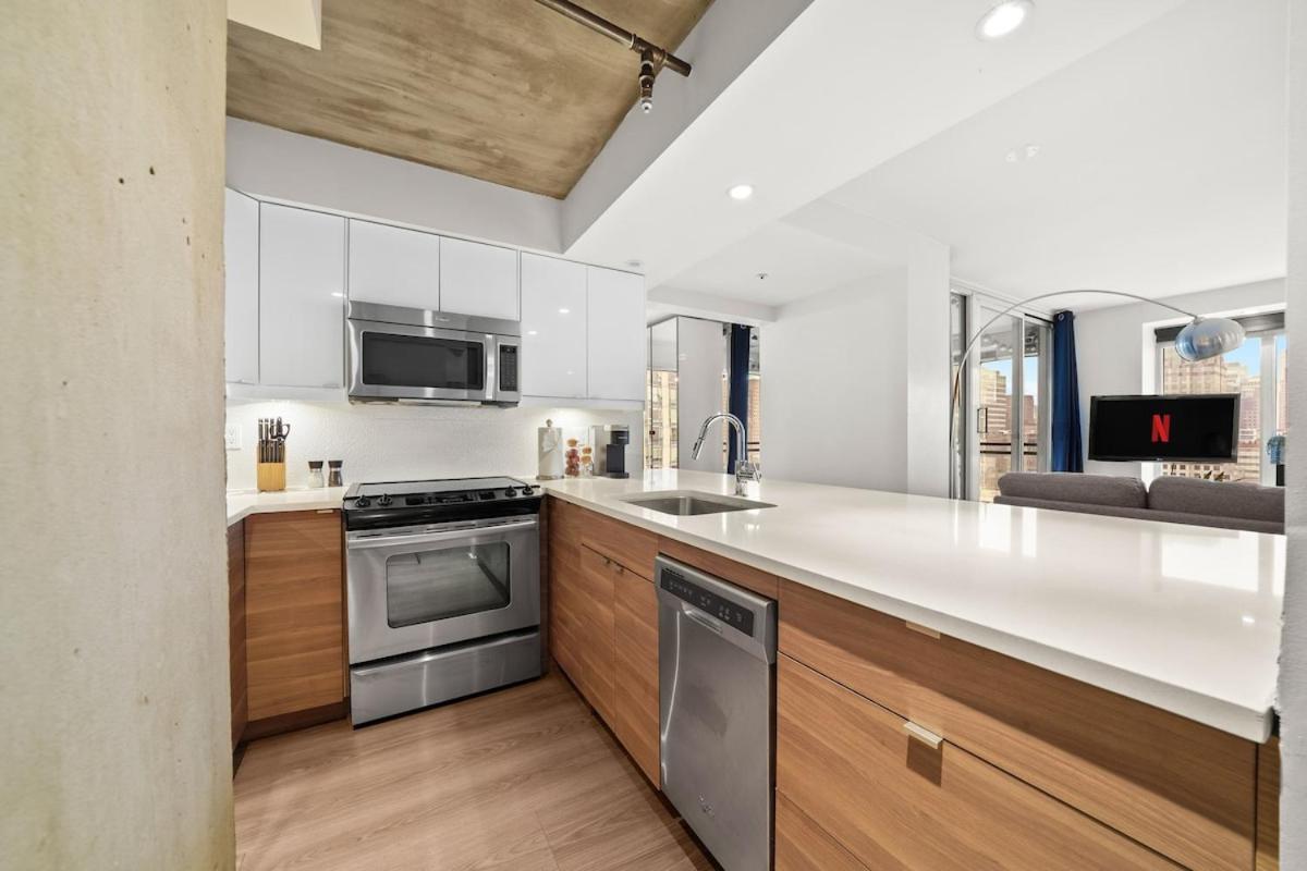 Beautiful 2 Bed Dt With Free Parking Apartment Vancouver