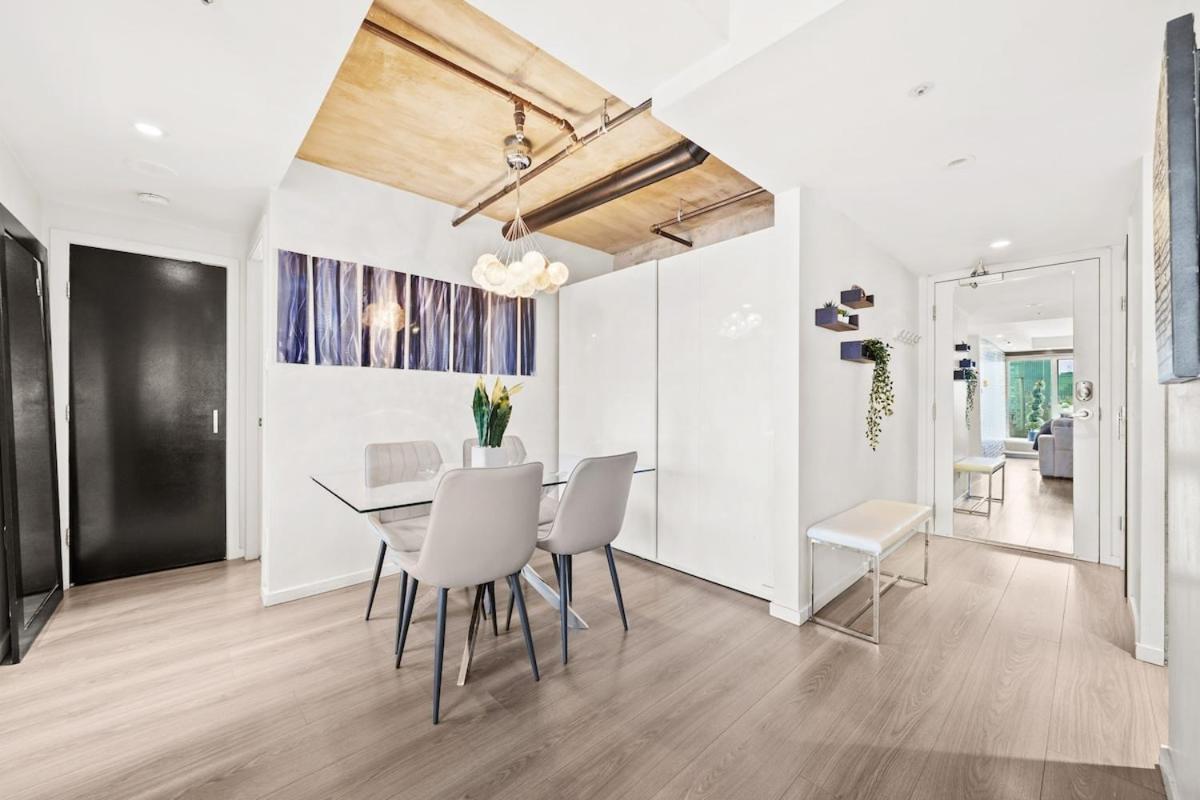 Beautiful 2 Bed Dt With Free Parking * Vancouver