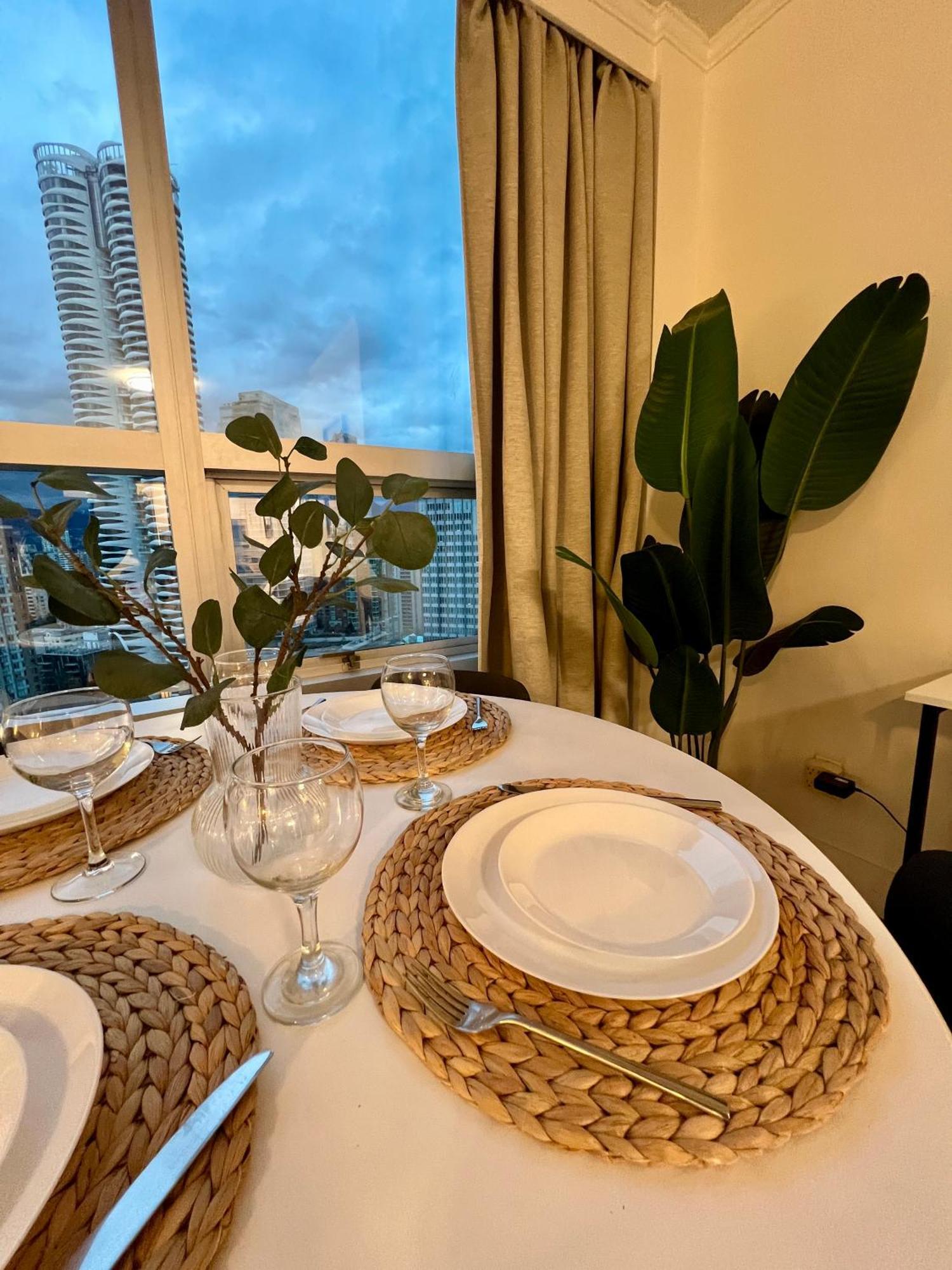 Stunning Skyline Views In A Cozy And Stylish Abode Apartment *