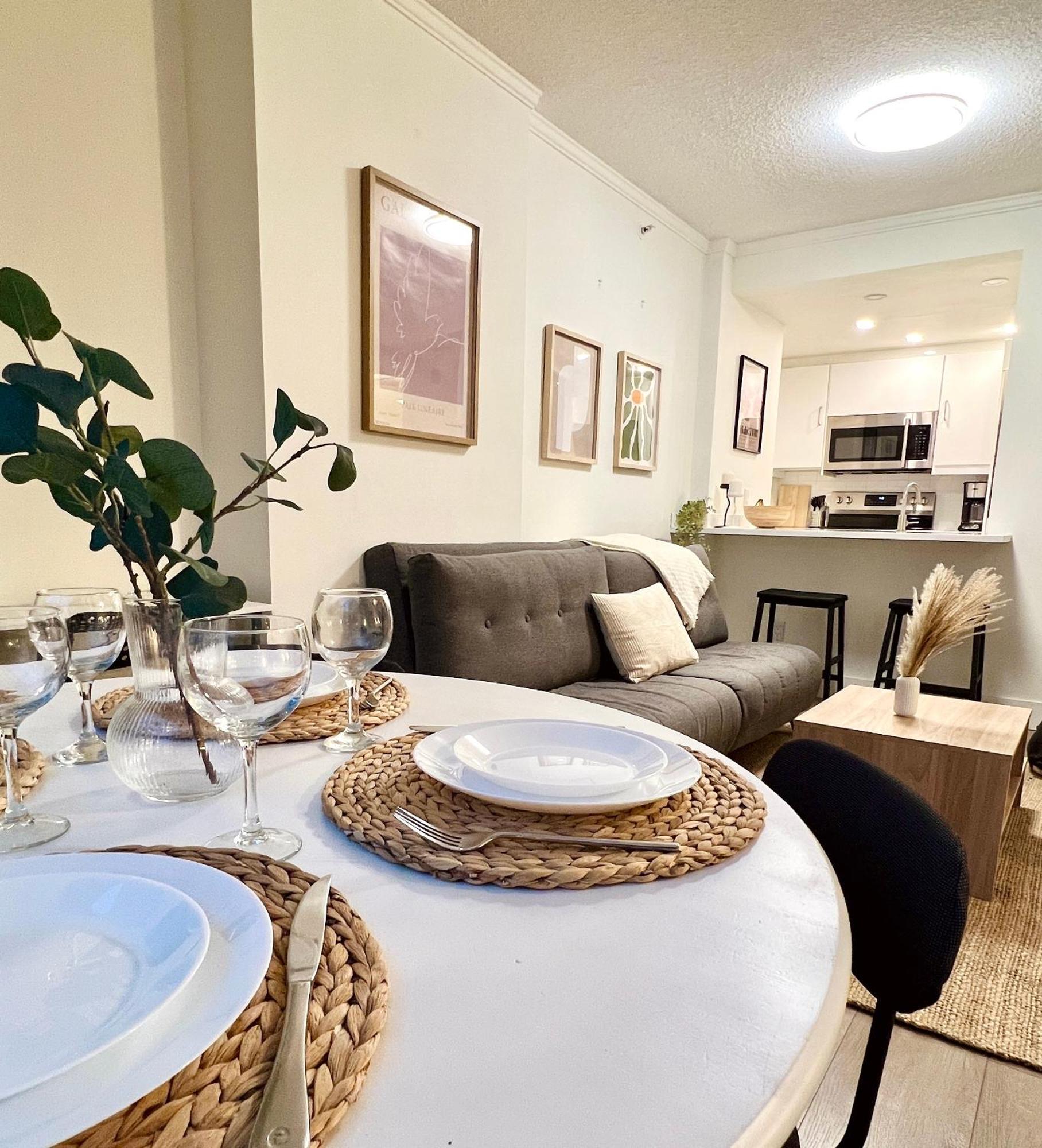Stunning Skyline Views In A Cozy And Stylish Abode Apartment Vancouver
