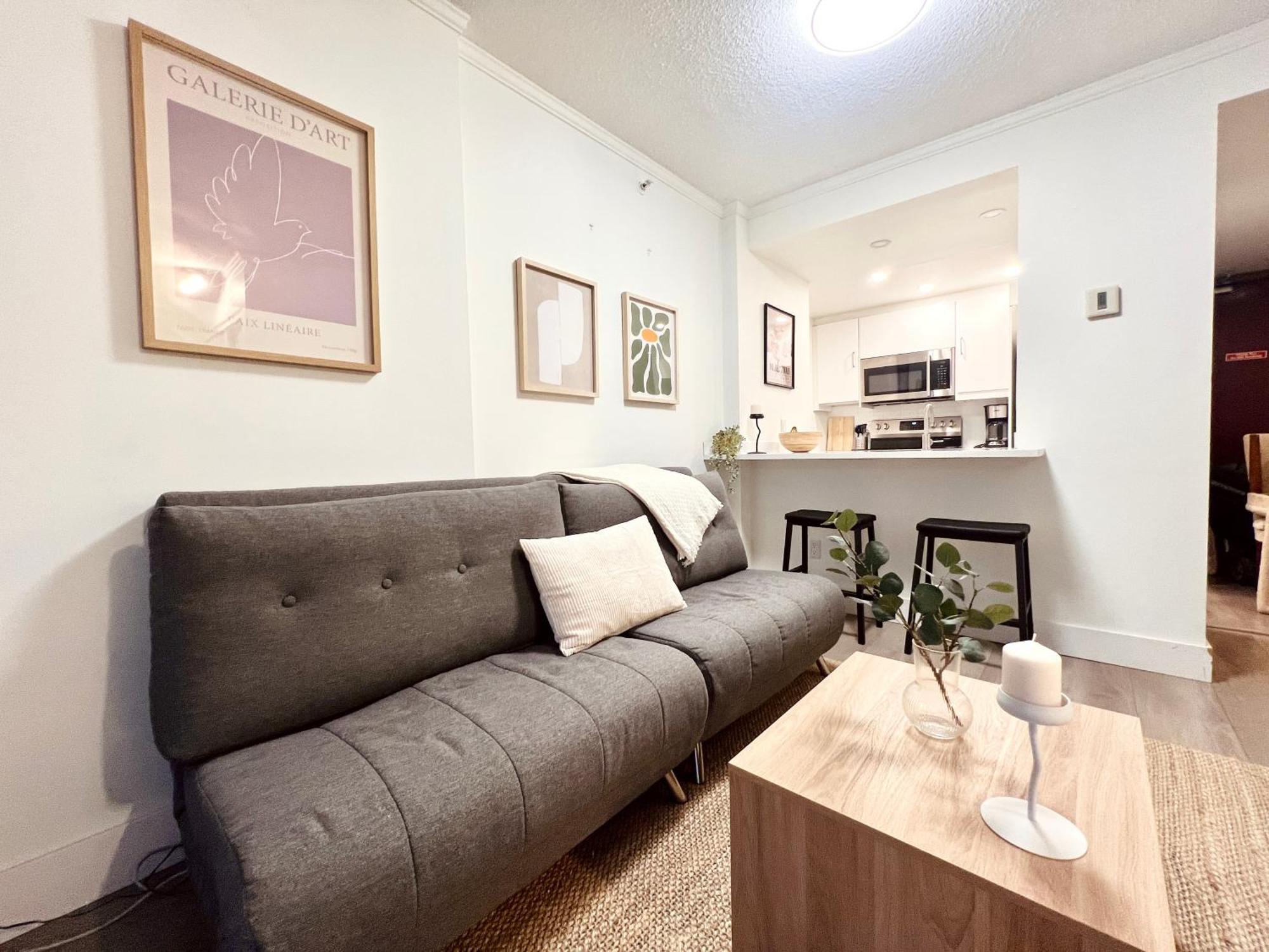 Apartment Stunning Skyline Views In A Cozy And Stylish Abode Vancouver