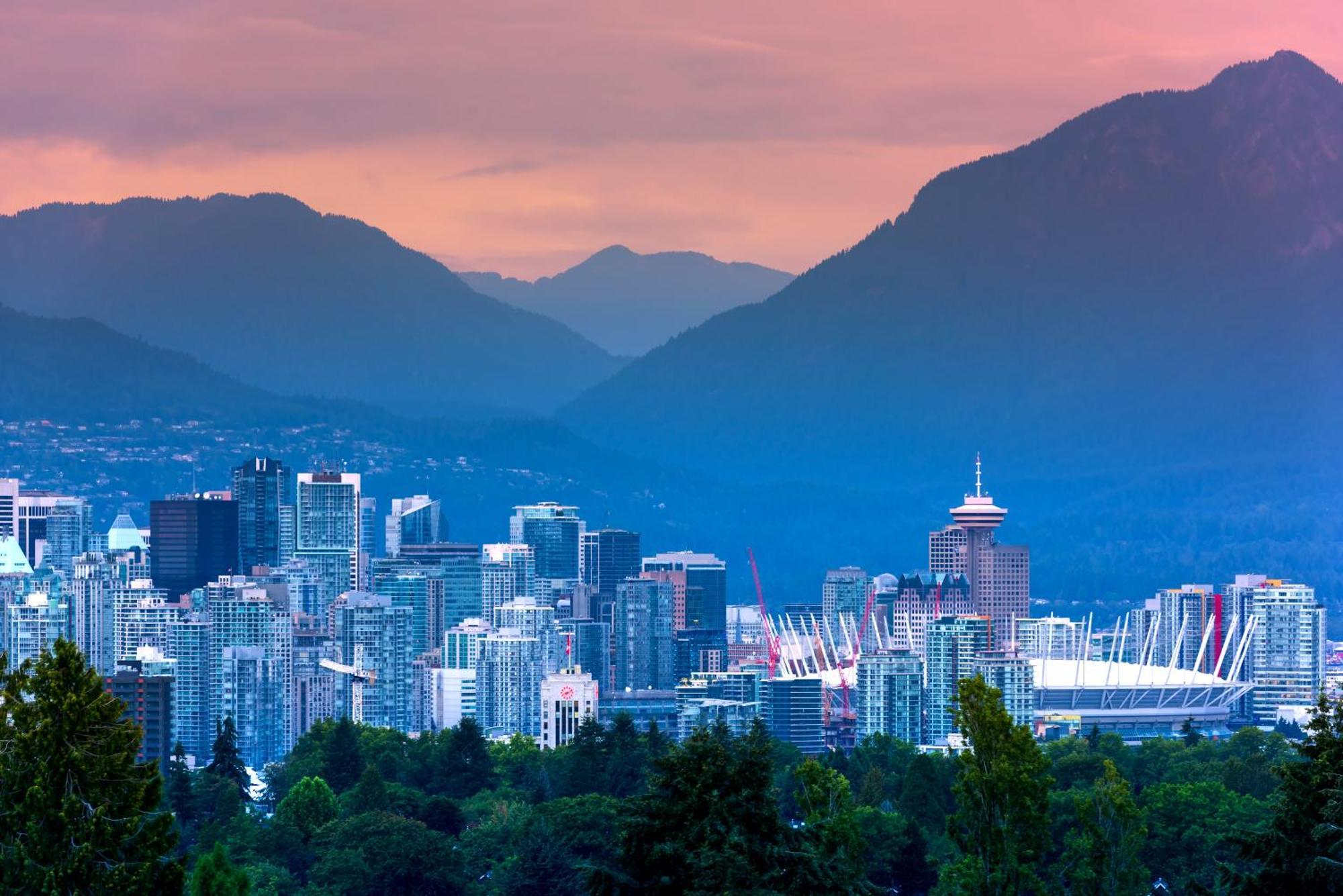 Stunning Skyline Views In A Cozy And Stylish Abode