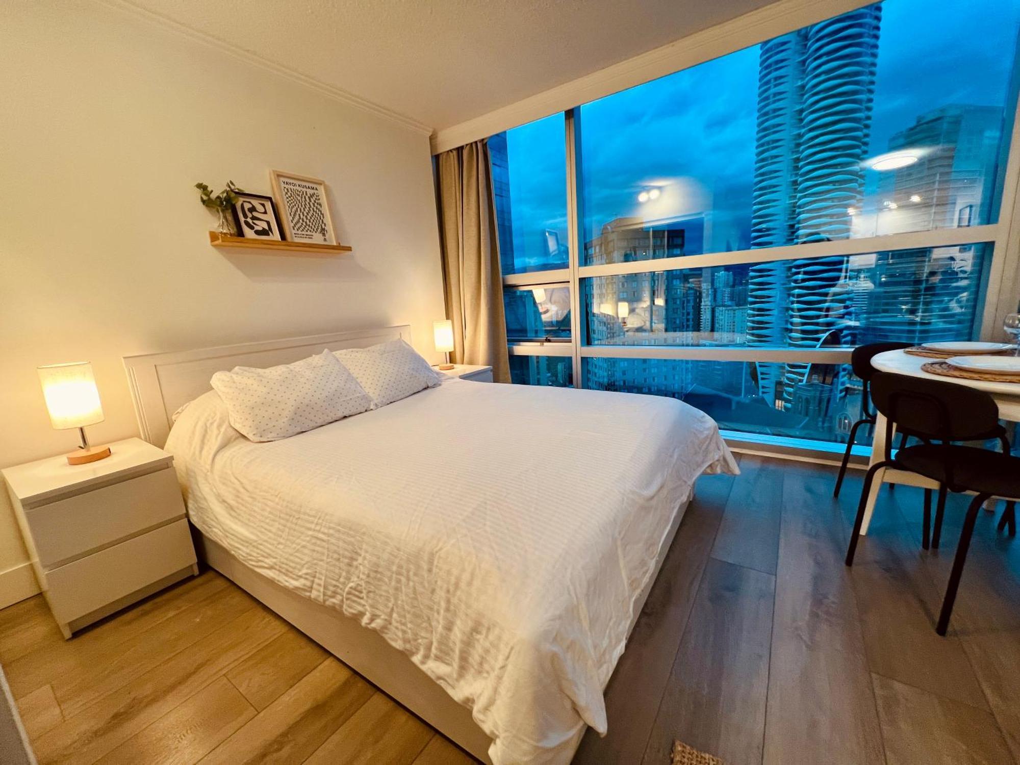Stunning Skyline Views In A Cozy And Stylish Abode Apartment *