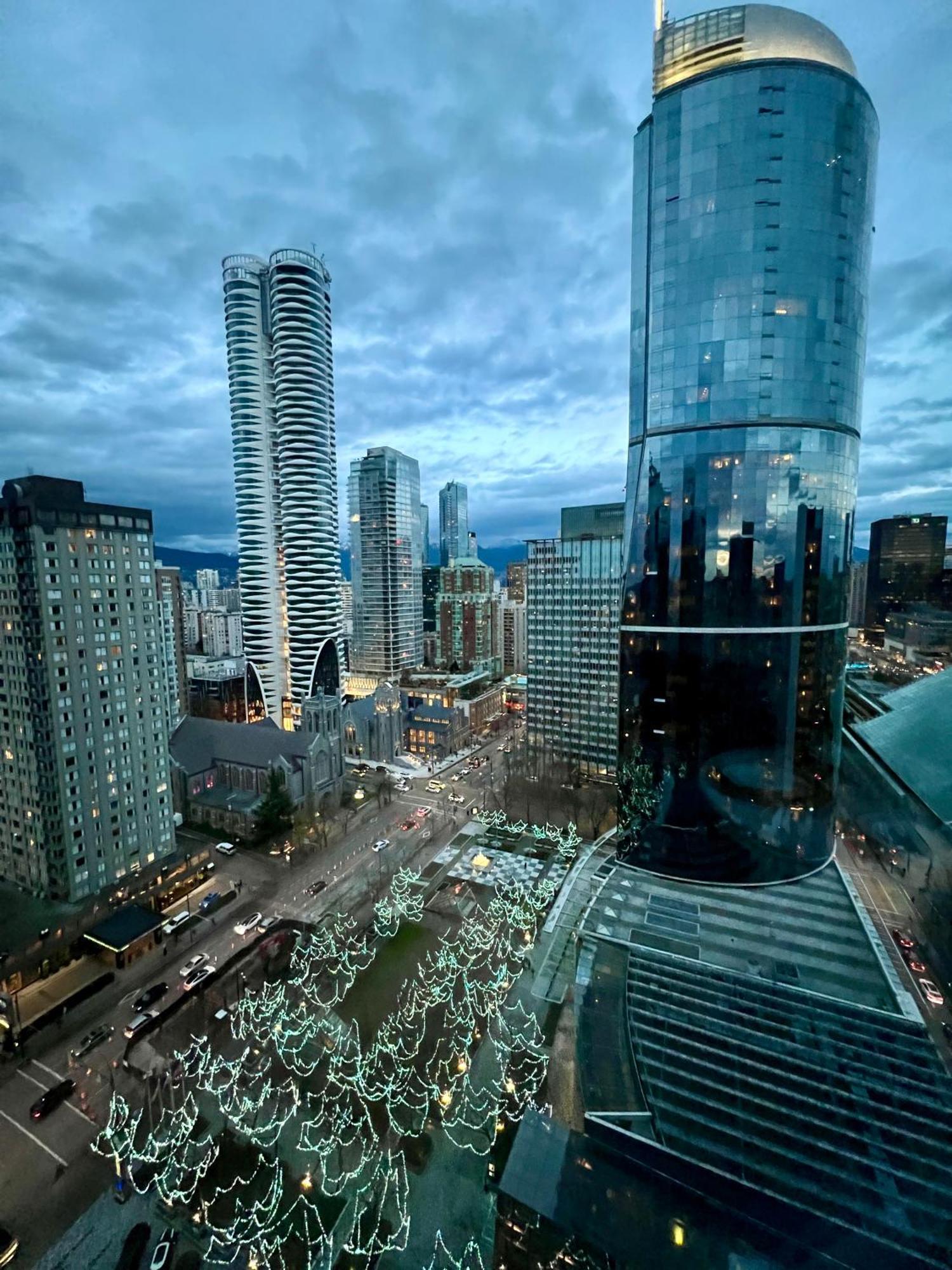Stunning Skyline Views In A Cozy And Stylish Abode Apartment *