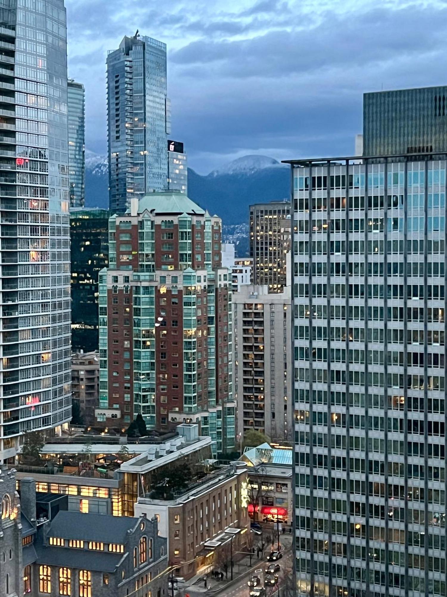 Stunning Skyline Views In A Cozy And Stylish Abode Vancouver