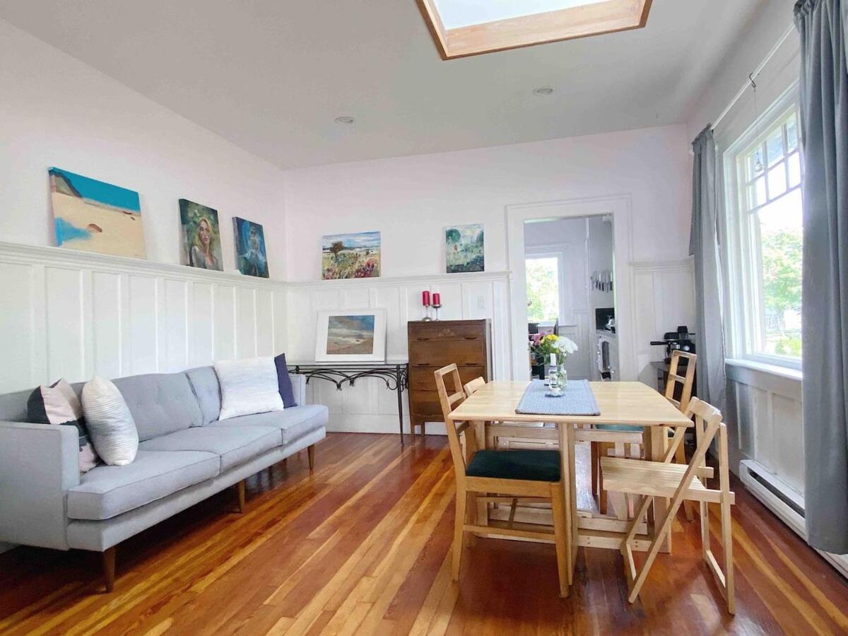 Craftsman In Popular East Village Holiday home Vancouver