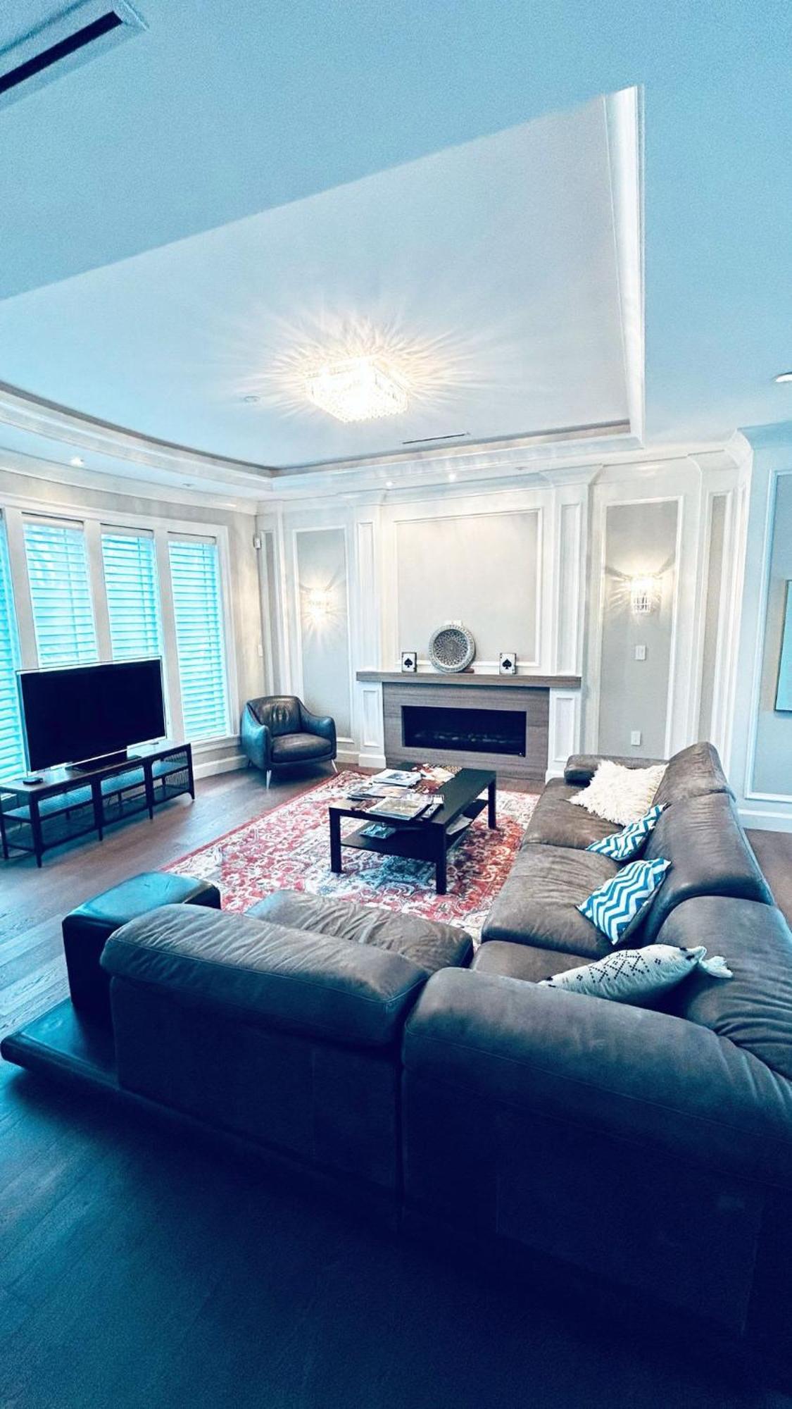 Downstairs With Shared Washroom In Luxury House