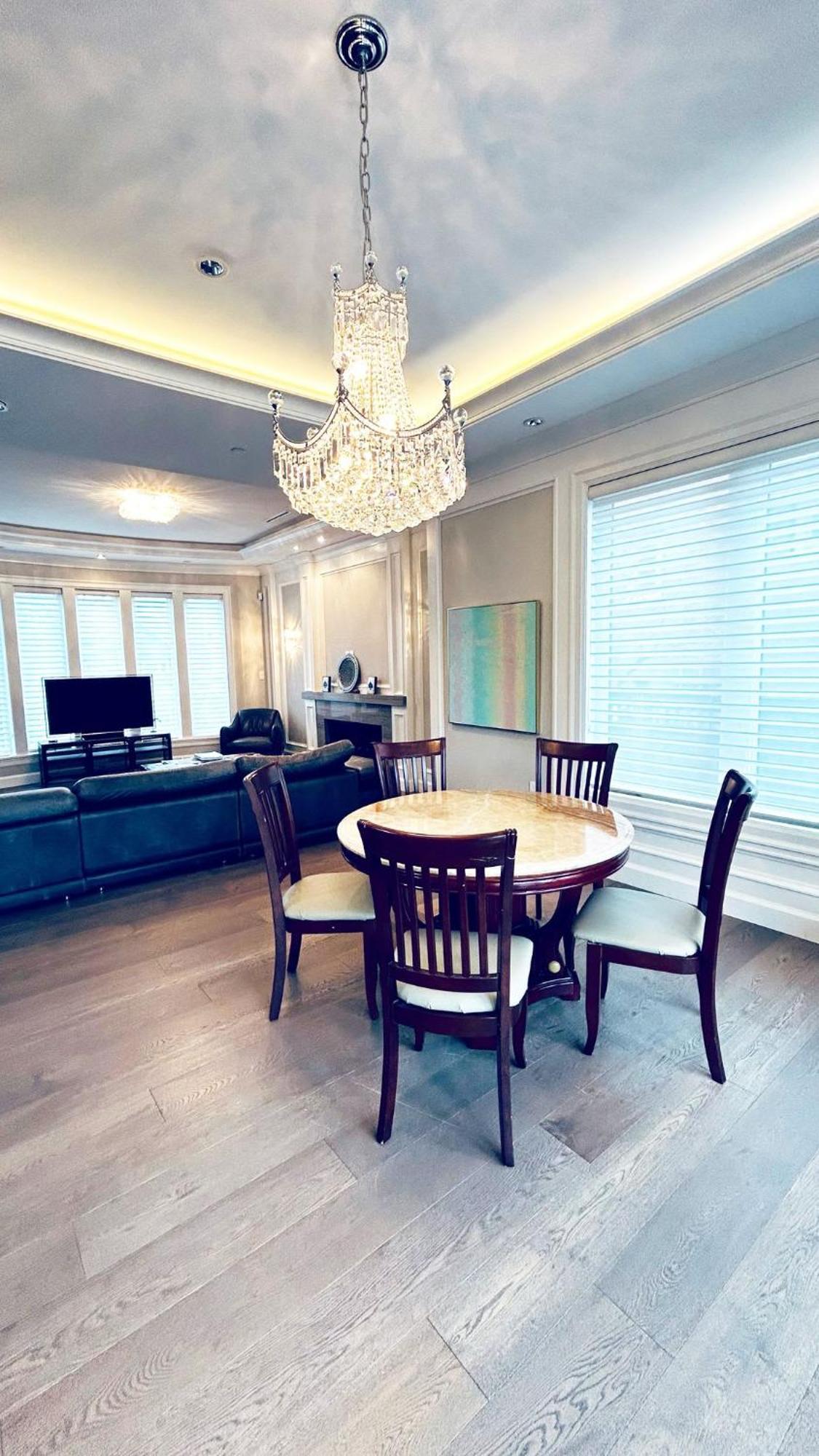 Holiday home Downstairs With Shared Washroom In Luxury House